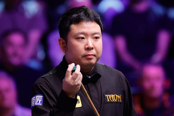 北京时间12月2日凌晨，2025斯诺克英锦赛正赛首轮继续在英国约克进行。一场焦点对决中，中国选手张安达在3-5落后的绝境下连救两个赛点，最终以6-5逆转15号种子加里·威尔逊，惊险闯入16强；1/8决赛他将与同胞赵心童上演“中国德比”。 比赛进程：五度平分，决胜局才见生死 开局互探：威尔逊打出单杆58分先声夺人，张安达随即回敬单杆87分、73分，以2-1反超。 中场胶着：第四局威尔逊多次上手扳平比分；休息归来他又凭借单杆52分、65分、91分，一度5-3拿到赛点。 绝境反击：背水一战的张安达先以83-35挽救一个赛点，第10局再轰单杆77分，5-5把比赛拖入决胜局。 决胜时刻：第11局两人均谨慎防守，威尔逊长台失准留下破绽，张安达上手打出单杆56分，最终以65-15锁定胜局，完成6-5绝杀。 数据盘点 张安达：全场3杆50+（87、73、77），1杆制胜，防守成功率78%。 加里·威尔逊：4杆50+（58、52、65、91），进攻火力略占优，但关键局失误致命。 赛后声音 张安达坦言：“3-5落后时我没想太多，只想把每一杆防守做好。最后能赢下来有些运气，但也证明坚持是有回报的。”谈到下轮与赵心童的“内战”，他希望“两人都能发挥出最好水平，为观众奉献精彩比赛”。 下一轮对阵 张安达 vs 赵心童（16进8，时间待定）。随着这场胜利，本届英锦赛已有斯佳辉、吴宜泽、庞俊旭、<a href=/mianfeitiyu/dingjunhui/ target=_blank class=infotextkey>丁俊晖</a>、赵心童、张安达共6名中国选手跻身16强，刷新历史最佳战绩。