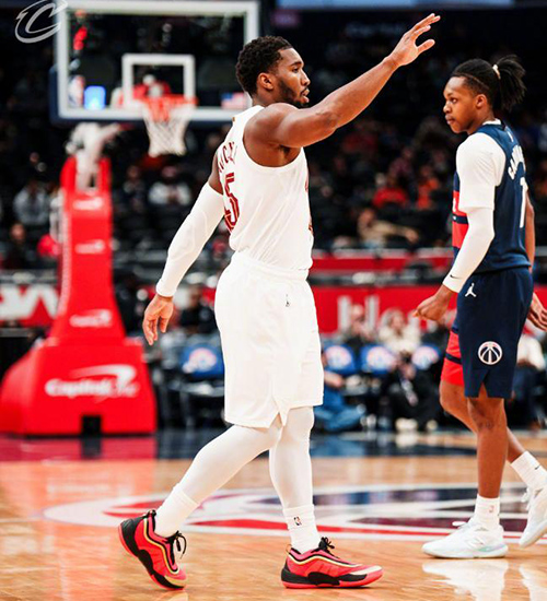 末节狂轰45分逆转!米切尔48分封神 骑士13连胜<a href=/mianfeilanqiu/wizards/ target=_blank class=infotextkey>奇才</a>